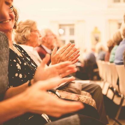 Zuschauer applaudieren den Künstlern beim Plöner Schlosskonzert