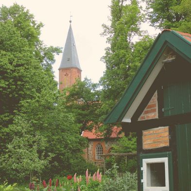 Eine Kirche mit Vorgarten.