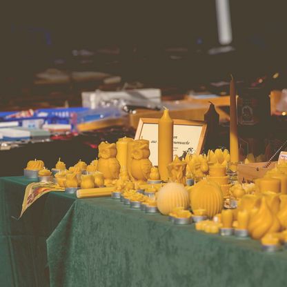 Produkte aus Bienenwachs beim Malenter Bauernmarkt