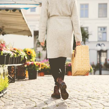 Frau geht mit Tasche über den Eutiner Wochenmarkt