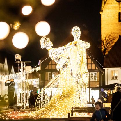 Bei der Lichterstadt Eutin ist ein beleuchtetes Tanzpaar auf dem Marktplatz zu sehen