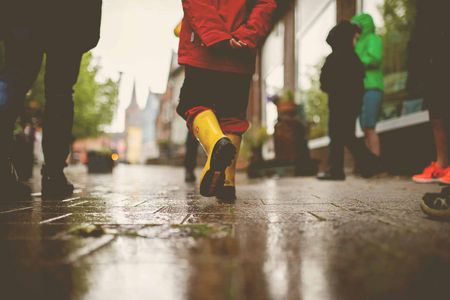 Mit Gummistiefeln ist eine Shopping-Tour in Plön auch bei Regen möglich