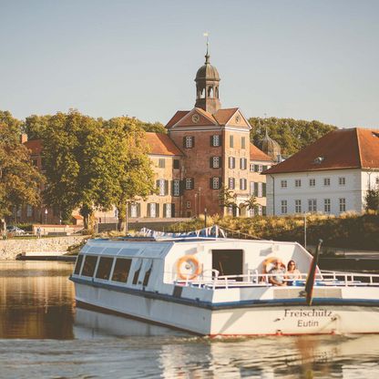 Das Schiff der Eutiner Seerundfahrt dreht in der Stadtbucht