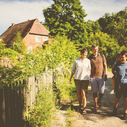 Eine Familie beim Wandern in Eutin-Fissau