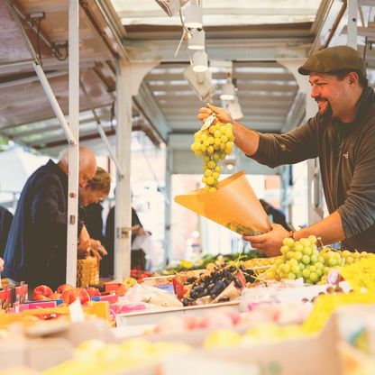 Am Gemüsestand auf dem Eutiner Wochenmarkt