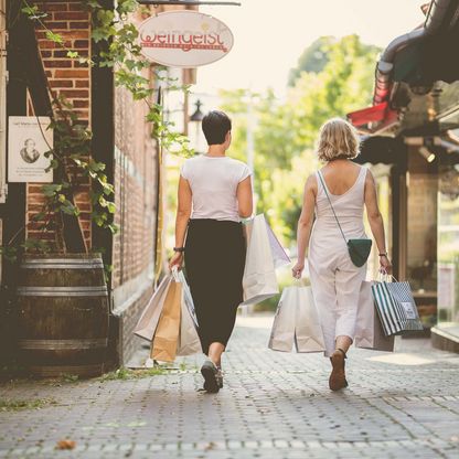 Zwei Frauen mit Einkaufstaschen in der Königstraßenpassage in Eutin