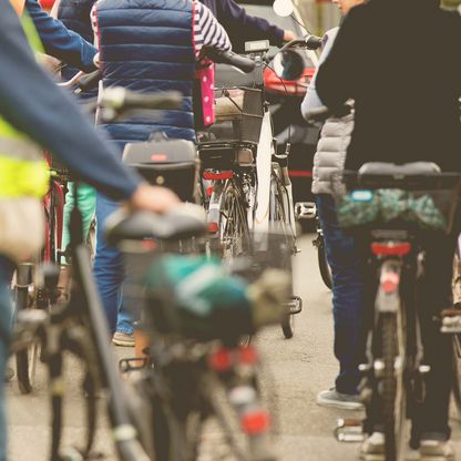 Eine Gruppe Radfahrer am Beginn ihrer Tour