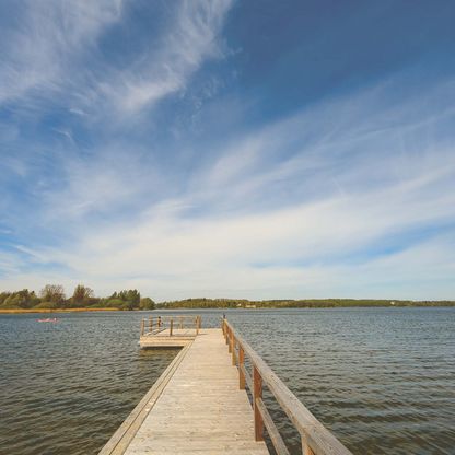 Ein Steg auf einem See.