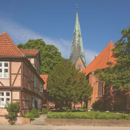 Mitten in der Eutiner Altstadt hat die St. Michaeliskirche ihren Platz