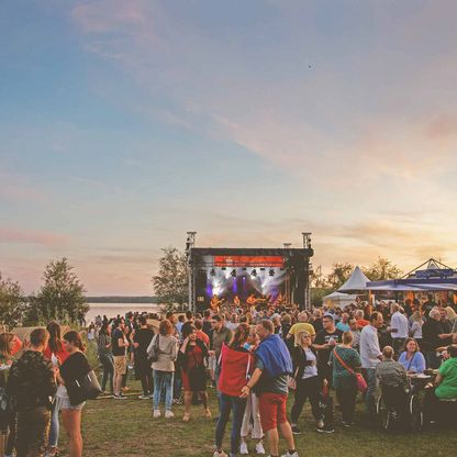 viele Menschen auf dem Plöner Stadtbuchtfest