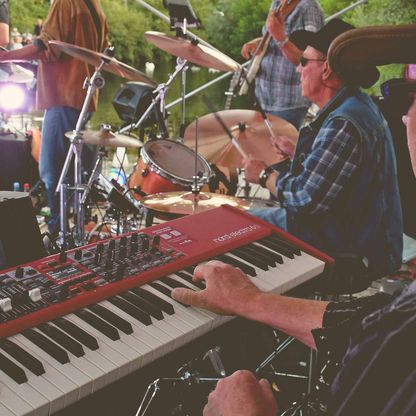 Musiker auf einem Fest am Keyboard