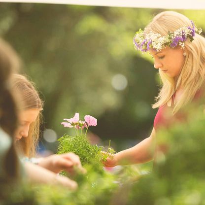 Blumenkranzbinden beim Plöner Schlossgartenpicknick