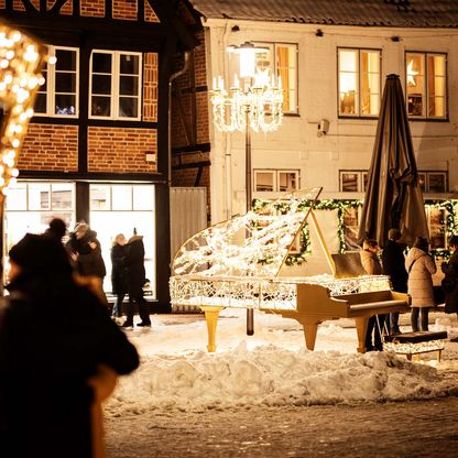 Bei der Lichterstadt Eutin ist ein beleuchtetes Cembalo auf dem Marktplatz zu sehen