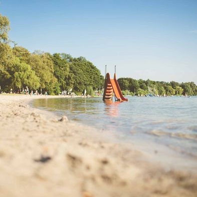 Blick auf Badestrand in Bosau