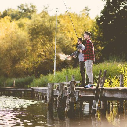 Zwei Angler auf einem Steg