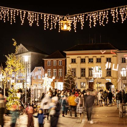 Viele Lichter mit Tanzpaar, Laterne und Kronleuchter sind während der Lichterstadt auf dem Marktplatz zu sehen