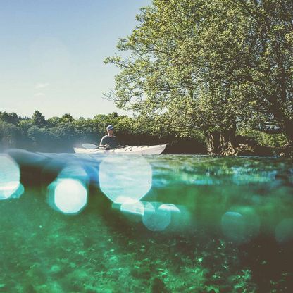 Kajakfahrer auf dem Wasser, ein Teil des Bildes ist unter der Wassergrenze.