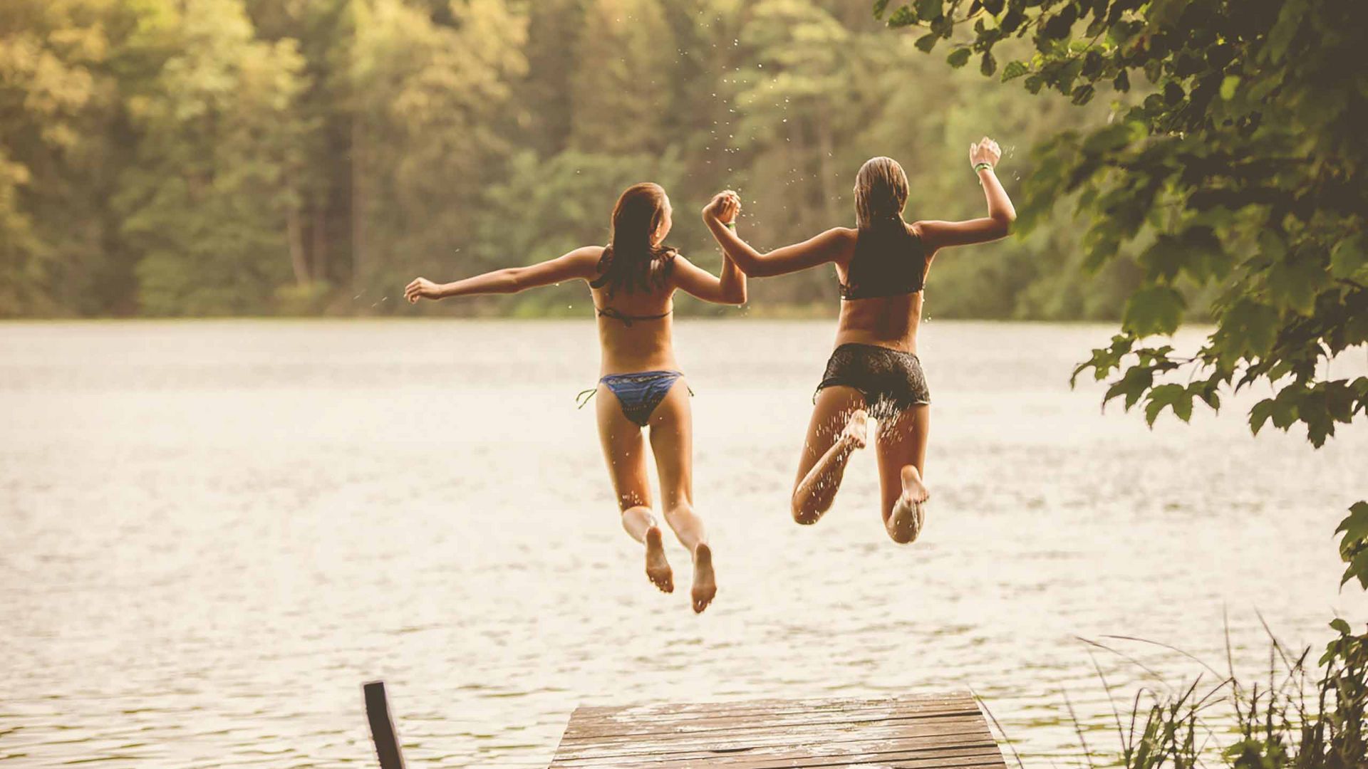 Badeparadies: Zwei Freundinnen springen ins Wasser