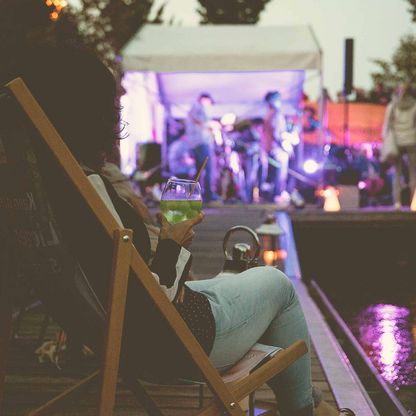 Leckere Cocktails direkt am Wasser beim Mondscheinkonzert