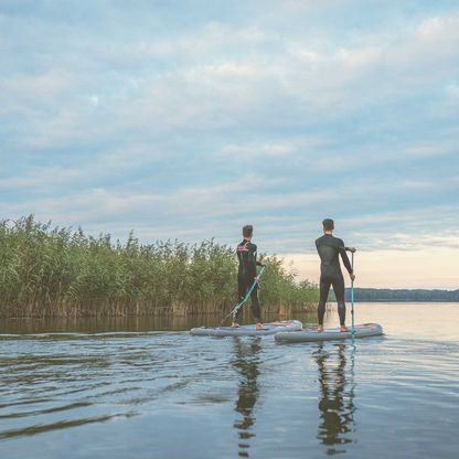 Zwei Paddler beim Stand Up Paddling