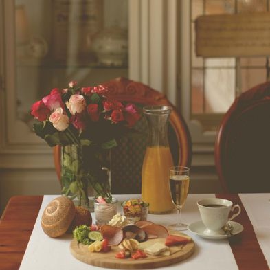 Frühstückstisch mit Sekt und Blumenstrauß