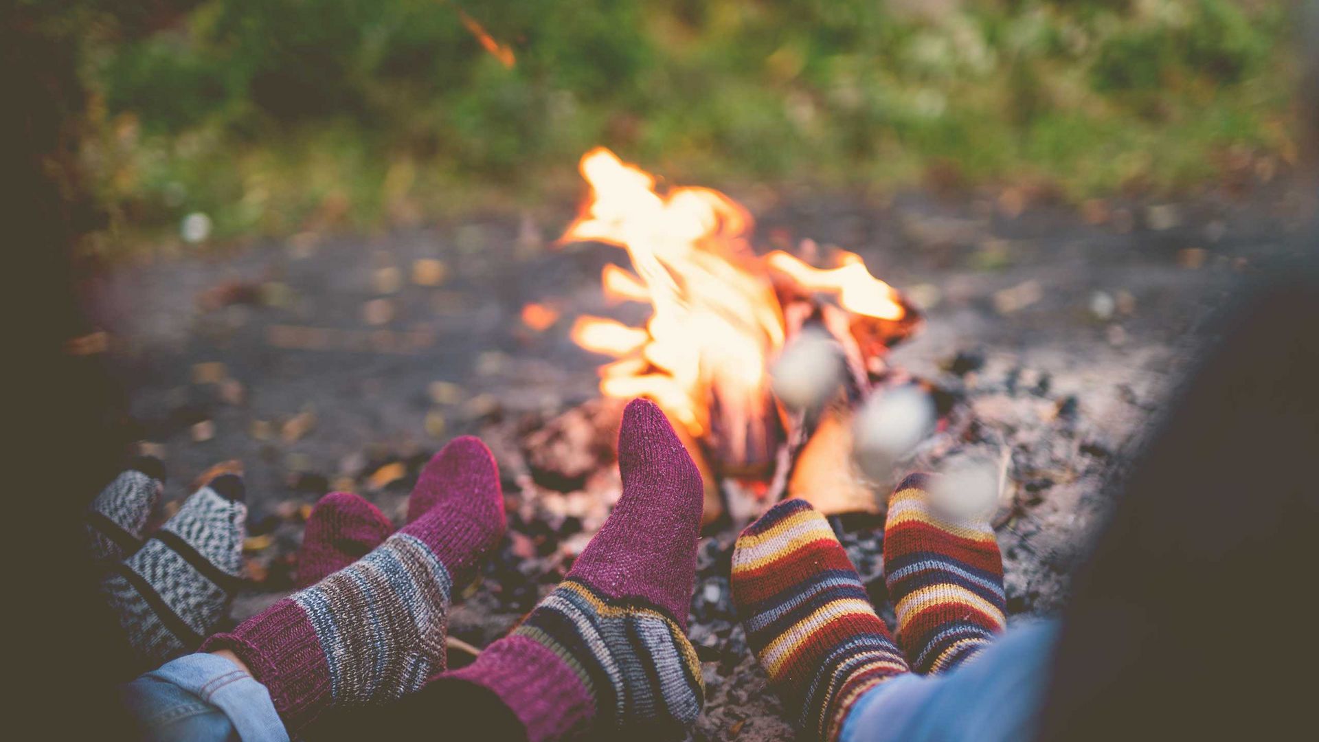 Am Lagerfeuer sitzend